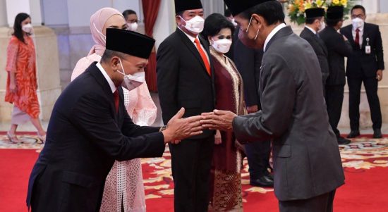 Presiden Jokowi memberikan ucapan selamat usai melantik menteri dan wamen sisa masa jabatan periode tahun 2019-2024, di Istana Negara, Jakarta, Rabu (15/06/2022). (Foto: Humas Setkab)