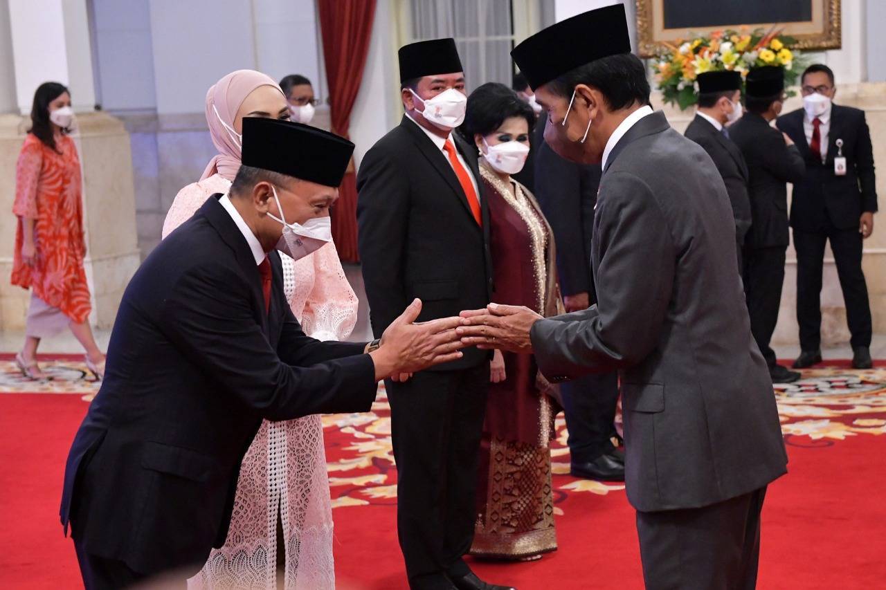 Presiden Jokowi memberikan ucapan selamat usai melantik menteri dan wamen sisa masa jabatan periode tahun 2019-2024, di Istana Negara, Jakarta, Rabu (15/06/2022). (Foto: Humas Setkab)