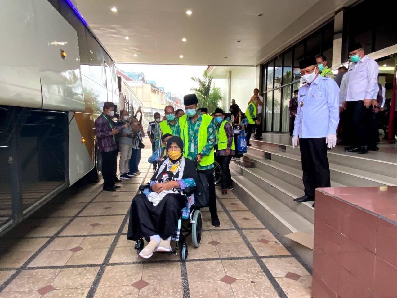 Ketua Umum Panitia Penyelenggara Ibadah Haji Daerah (PPIHD) Kalbar, Harisson, usai melepas keberangkatan CJH Kalbar dari Kapuas Palace menuju Bandara Supadio, Rabu (15/06/2022). (Foto: Istimewa)