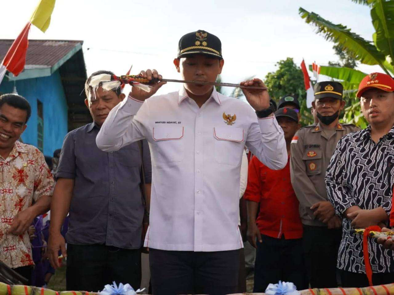 Wakil Bupati Kapuas Hulu, Wahyudi Hidayat saat menghadiri pembukaan acara Gawai Dayak di Desa Lemedak Kecamatan Semitau, Rabu (15/06/2022). (Foto: Istimewa)