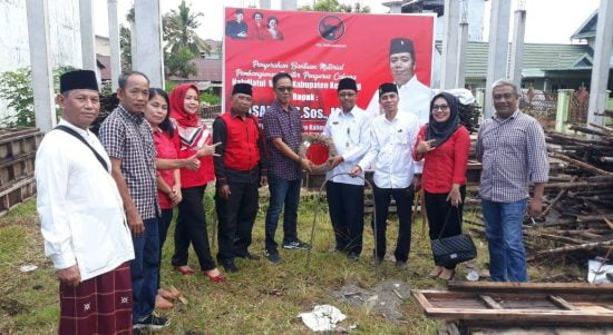 Ketua DPC Baitul Muslimin Indonesia (Bamusi) PDI-P Ketapang, Edi Tamrin, saat menyerahkan bantuan secara simbolis dari Ketua Komisi V DPR RI, Lasarus. Foto: Istimewa)