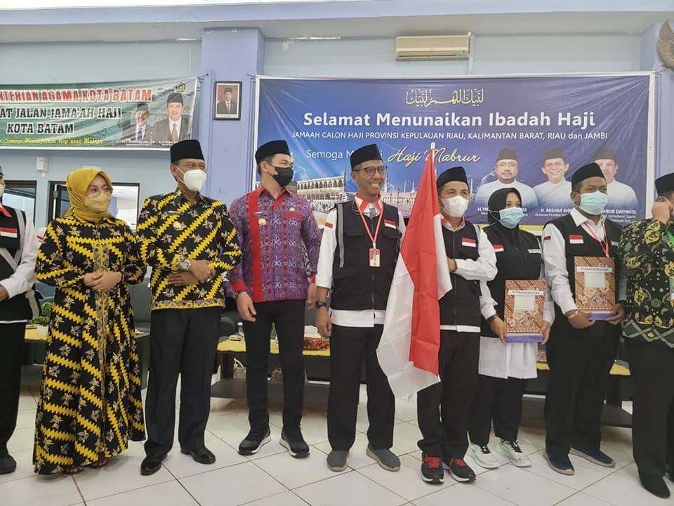 Wakil Bupati Ketapang, Farhan, menghadiri secara langsung pemberangkatan Calon Jemaah Haji (CJH) asal Kabupaten Ketapang, di Aula Asrama Haji Batam (Centre Batam), Provinsi Kepulauan Riau, pada Kamis (16/06/2022). (Foto: Prokopim For KalbarOnline.com)