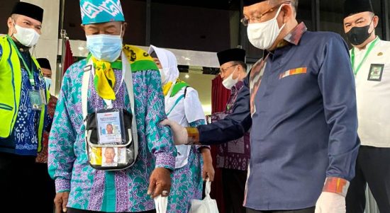 Gubernur Kalimantan Barat (Kalbar) Sutarmidji, saat mengantar pemberangkatan Calon Jamaah Haji asal Kalbar dari Hotel Kapuas Palace Pontianak, Kamis (16/05/2022). (Foto: Istimewa)