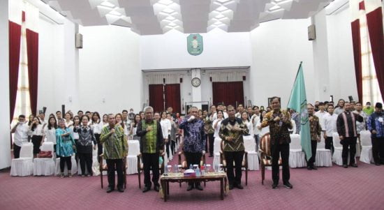Gubernur Kalbar, Sutarmidji berfoto bersama pada acara pelepasan kontingen Kalbar yang akan mengikuti ajang Pesparawi Nasional XIII di Yogyakarta (Foto: Biro Adpim For KalbarOnline.com)