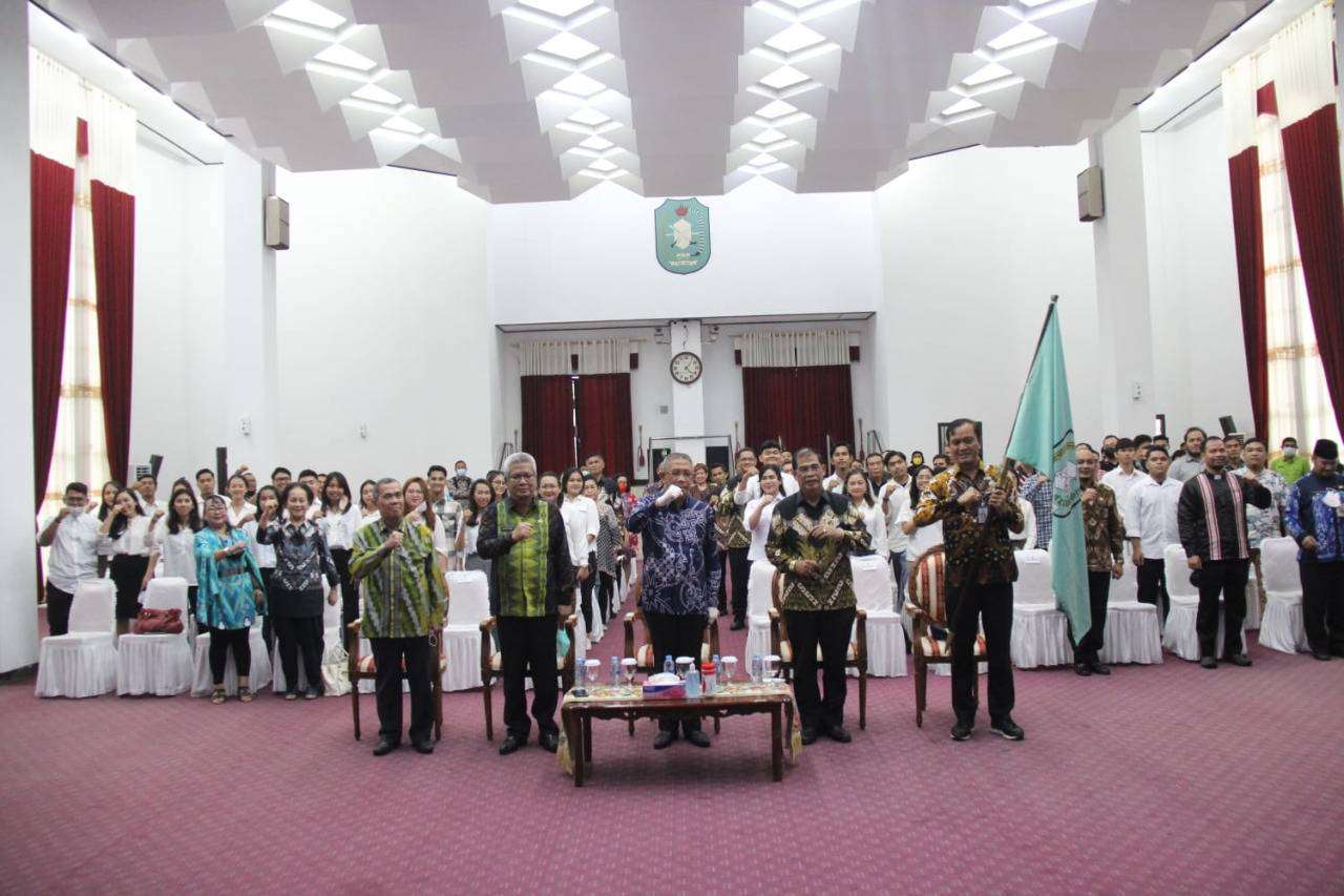 Gubernur Kalbar, Sutarmidji berfoto bersama pada acara pelepasan kontingen Kalbar yang akan mengikuti ajang Pesparawi Nasional XIII di Yogyakarta (Foto: Biro Adpim For KalbarOnline.com)