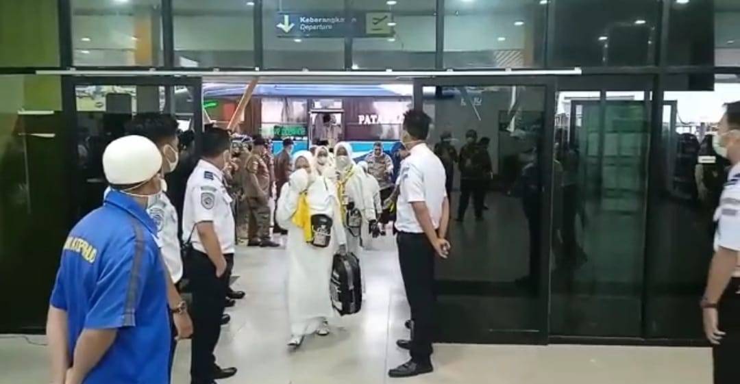 Sebelum ke Madinah, para CJH akan transit dan menginap semalam di Kota Pontianak, baru kemudian melanjutkan penerbangan ke Embarkasi Batam / Ketapang (Foto: Adi LC)