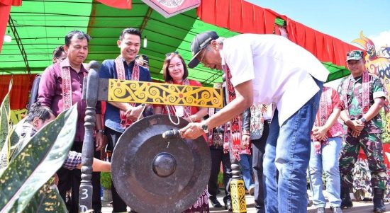 Bupati Sintang, Jarot Winarno, menghadiri sekaligus membuka kegiatan Gawai Dayak Nyelepat Taun yang ditandai dengan pemukulan gong, di Desa Sekubang, Kecamatan Sepauk, Kabupaten Sintang, Minggu tanggal 19 Juni 2022. (Foto: Istimewa)