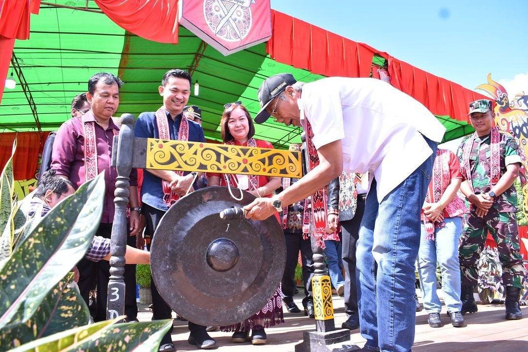 Bupati Sintang, Jarot Winarno, menghadiri sekaligus membuka kegiatan Gawai Dayak Nyelepat Taun yang ditandai dengan pemukulan gong, di Desa Sekubang, Kecamatan Sepauk, Kabupaten Sintang, Minggu tanggal 19 Juni 2022. (Foto: Istimewa)