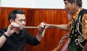 Bupati Kapuas Hulu, Fransiskus Diaan, menerima kunjungan dari panitia pelaksana Gawai Dayak Raa Lamba' Lalo, Senin (20/06/2022). (Foto: Istimewa)
