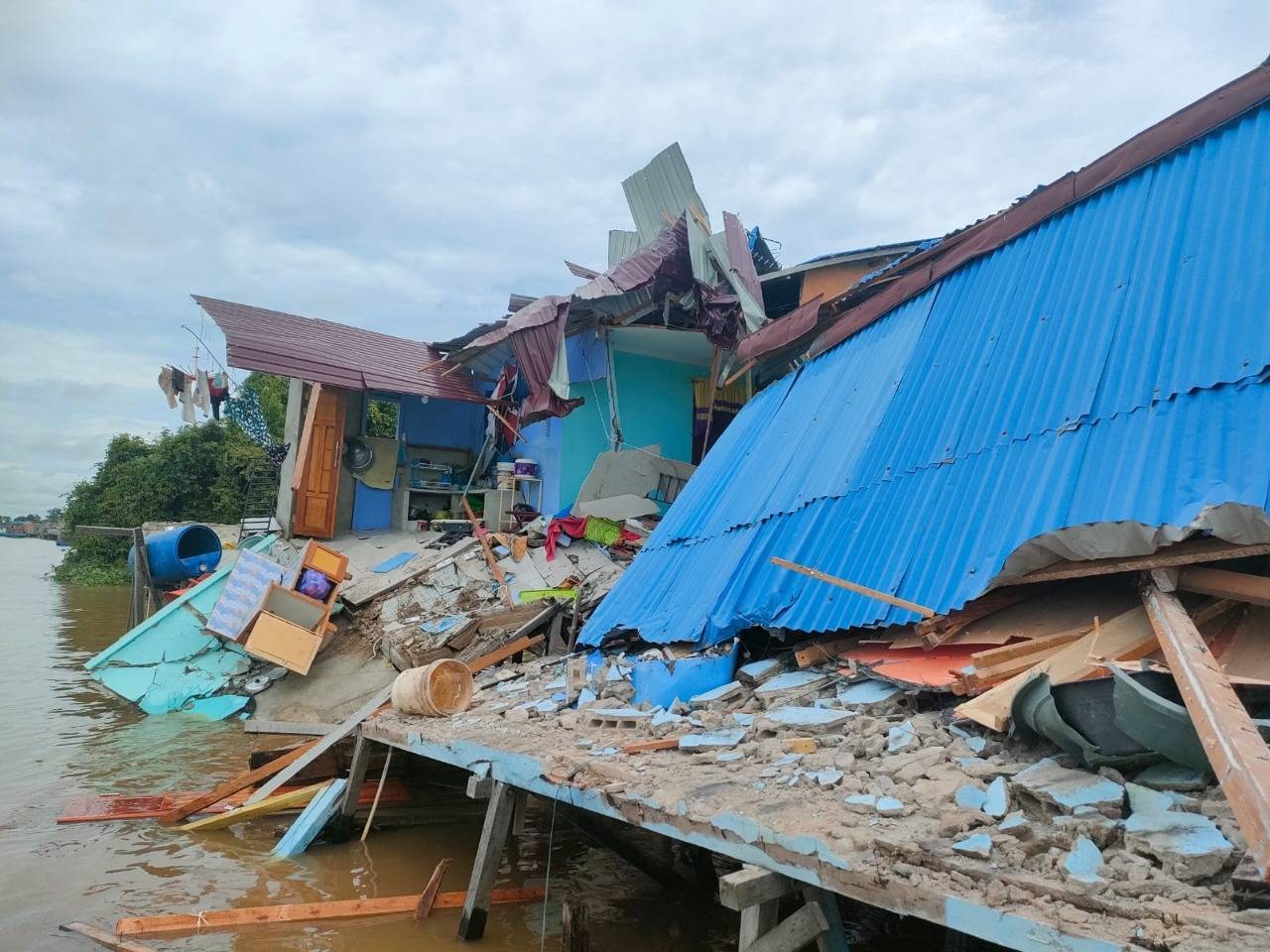 Tiga buah rumah warga di Jalan Adisucipto, Gang Tiga Saudara, Kabupaten Kubu Raya, ambruk pasca ditabrak kapal tongkang, pada Selasa (21/6/2022) pagi. (Foto: Istimewa)
