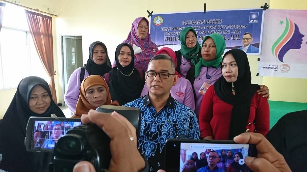 Anggota DPRD Kota Pontianak, Zulfydar Zaidar Mochtar, melakukan reses bersama dengan Pusat Pengembangan Sumberdaya Wanita (PPSW) Kalbar, di Aula Kantor Kecamatan Pontianak, Selasa (21/06/2022). (Foto: Istimewa)