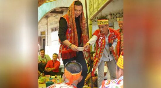 Bupati Kapuas Hulu, Fransiskus Diaan, menghadiri Gawai Sandau Ari di Dusun Sungai Luar, Desa Sungai Abau, Kecamatan Batang Lupar, Selasa (21/06/22) pagi. (Foto: Istimewa)