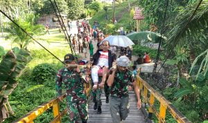 7 orang personel Pos Panga menandu salah seorang warganya sejauh 5 kilometer, untuk melakukan medical check-up pasca operasi ke Rumah Sakit Umum Sanggau, Rabu (22/06/2022). (Foto: Istimewa)