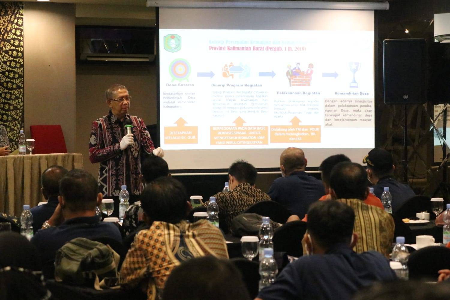 Gubernur Kalimantan Barat, Sutarmidji saat memberikan paparan dalam pertemuan para kepala desa dan BPD se-Kabupaten Sambas, di Hotel Maestro Pontianak, Kamis (23/06/2022). (Foto: Istimewa)