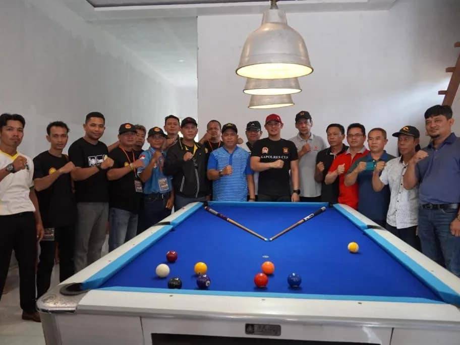 Wakil Bupati Kapuas Hulu, Wahyudi Hidayat, membuka secara resmi kejuaraan Open Tournament 9 Ball Billiard yang diselenggarakan oleh Persatuan Olahraga Biliar Seluruh Indonesia (POBSI) Kapuas Hulu, Sabtu (25/06/2022). (Foto: Ishaq/KalbarOnline.com)