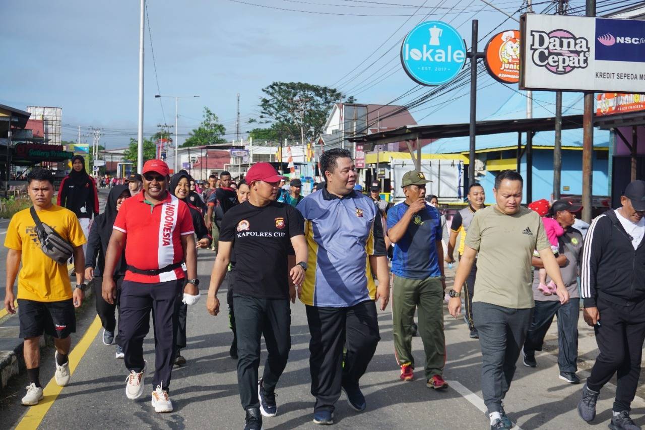 Jalan santai ini diikuti oleh para personel TNI-Polri, keluarga besar Polres Kapuas Hulu, awak media dan masyarakat Kabupaten Kapuas Hulu khususnya yang berada di Kota Putussibau. (Foto: Istimewa)
