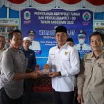 Wakil Bupati Kapuas Hulu, Wahyudi Hidayat menyerahkan secara simbolis 578 sertifikat tanah kepada warga Desa Nibung, Kecamatan Selimbau, Minggu, (26/06/2022). (Foto: Istimewa)