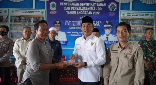 Wakil Bupati Kapuas Hulu, Wahyudi Hidayat menyerahkan secara simbolis 578 sertifikat tanah kepada warga Desa Nibung, Kecamatan Selimbau, Minggu, (26/06/2022). (Foto: Istimewa)