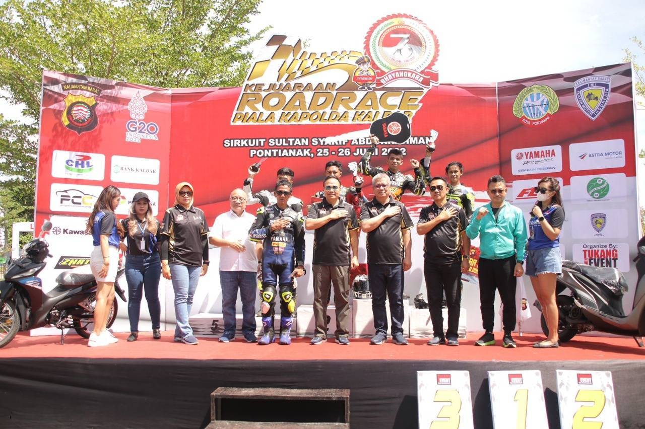 Kapolda Kalbar, Irjen Pol Suryanbodo Asmoro membuka secara resmi kejuaraan Road Race Piala Kapolda Kalbar di Gor Sultan Syarif Abdurrahman (SSA) Pontianak, Minggu (26/06/2022). (Foto: Istimewa)