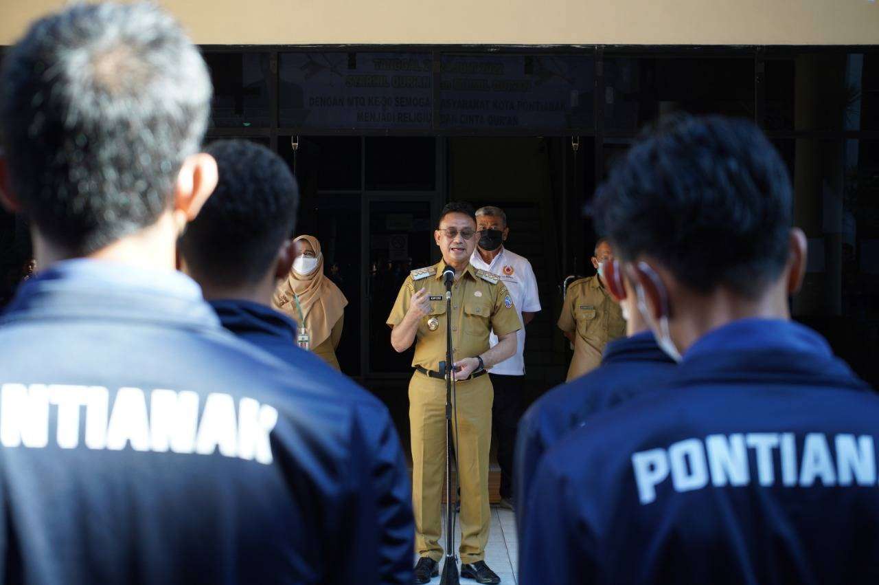 Wali Kota Pontianak Edi Rusdi Kamtono memberikan arahan kepada atlet Kota Pontianak yang akan berlaga pada POPDA Provinsi Kalbar (Foto: Prokopim For KalbarOnline.com)