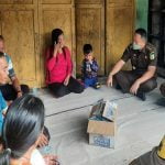 Tim Kejari Kapuas Hulu saat mengunjungi rumah korban di Kecamatan Putussibau Utara Kabupaten Kapuas Hulu (Pasar Ikan). (Foto: Istimewa)