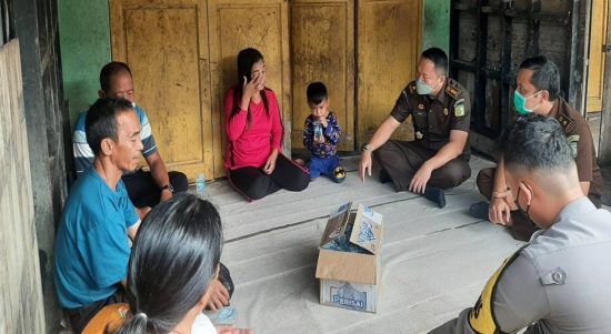 Tim Kejari Kapuas Hulu saat mengunjungi rumah korban di Kecamatan Putussibau Utara Kabupaten Kapuas Hulu (Pasar Ikan). (Foto: Istimewa)