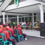 Bupati Kapuas Hulu, Fransiskus Diaan saat melepas kontingen POPDA di halaman Kantor Bupati Kapuas Hulu, Senin (27/06/2022). (Foto: Istimewa)