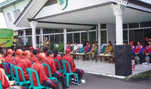Bupati Kapuas Hulu, Fransiskus Diaan saat melepas kontingen POPDA di halaman Kantor Bupati Kapuas Hulu, Senin (27/06/2022). (Foto: Istimewa)