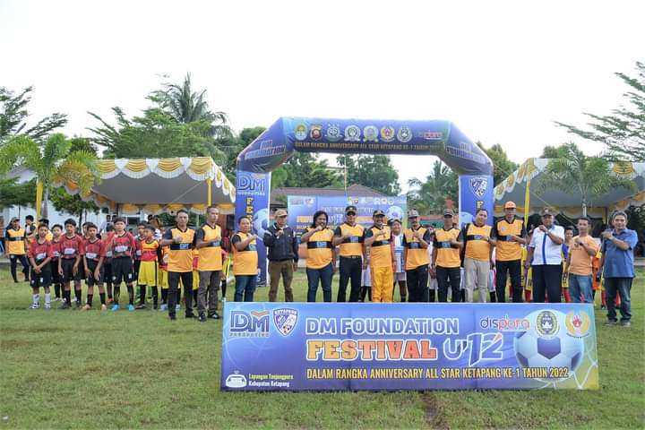 Berfoto bersama para peserta Festival Sepak Bola U-12 di lapangan sepak bola Tanjungpura, Senin (27/06/2022). (Foto: Istimewa)