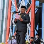 Sekda Kabupaten Ketapang, Alexander Wilyo yang bertindak selaku inspektur upacara peringatan HBD Kalbar 2022, saat membacakan pidato Gubernur Kalbar, Sutarmidji. (Foto: Istimewa)