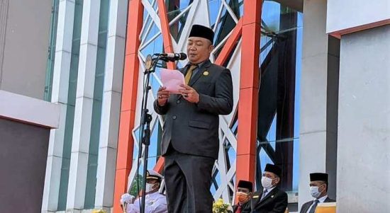 Sekda Kabupaten Ketapang, Alexander Wilyo yang bertindak selaku inspektur upacara peringatan HBD Kalbar 2022, saat membacakan pidato Gubernur Kalbar, Sutarmidji. (Foto: Istimewa)