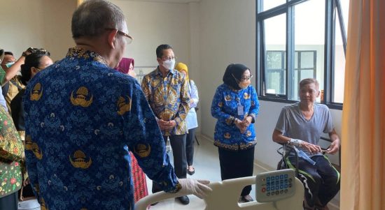Tak hanya meninjau sarpras di RSUD Soedarso, Gubernur Kalbar dan Wakil Ketua DPD RI juga menjenguk beberapa pasien dan memastikan kebutuhan pelayanan kesehatan mereka terpenuhi. (Foto: Istimewa)