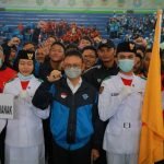 Wali Kota Pontianak, Edi Rusdi Kamtono foto bersama para atlet kontingen Kota Pontianak yang akan berlaga pada Popda Kalbar 2022. (Foto: Prokopim Pontianak)