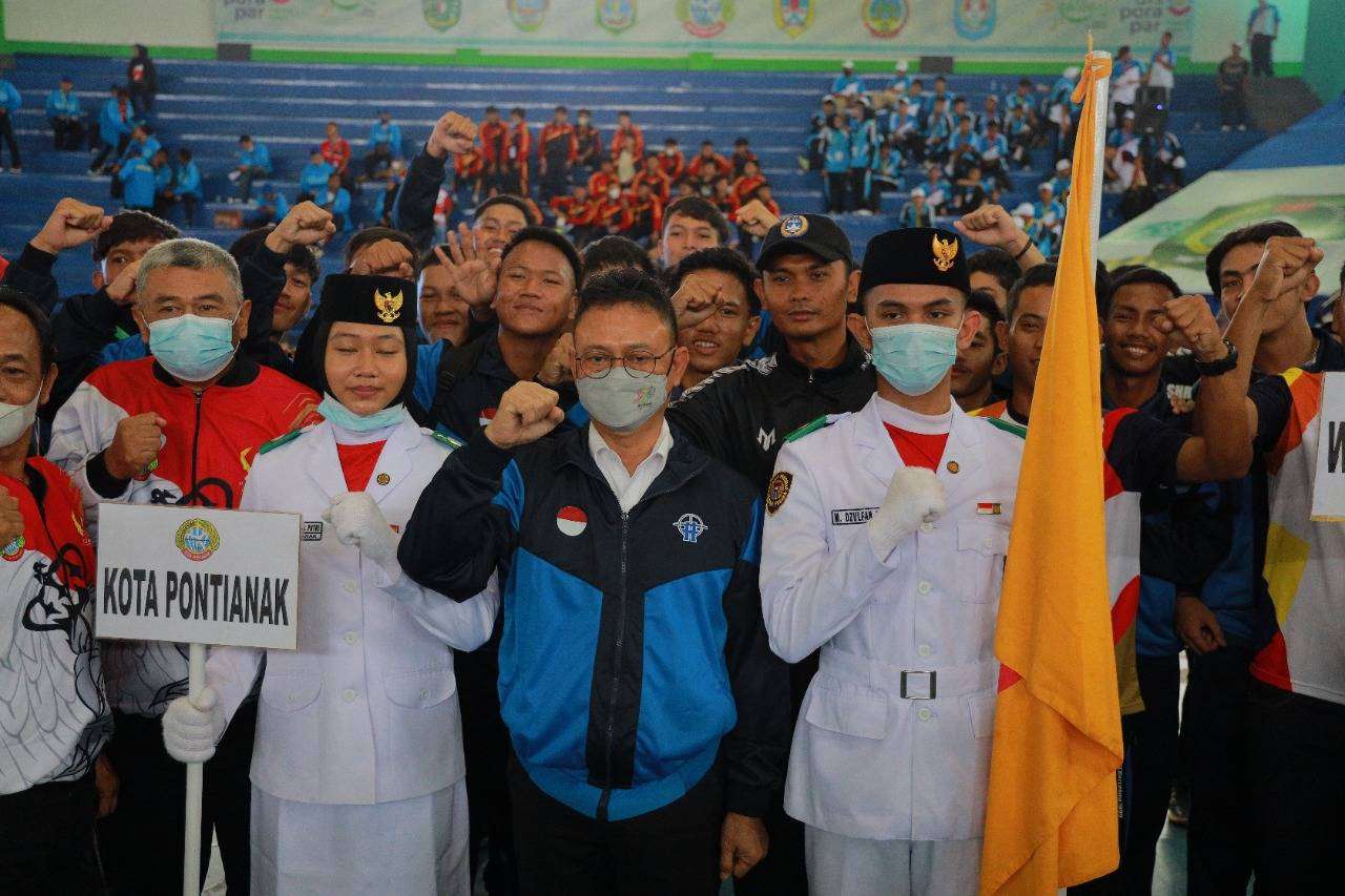 Wali Kota Pontianak, Edi Rusdi Kamtono foto bersama para atlet kontingen Kota Pontianak yang akan berlaga pada Popda Kalbar 2022. (Foto: Prokopim Pontianak)