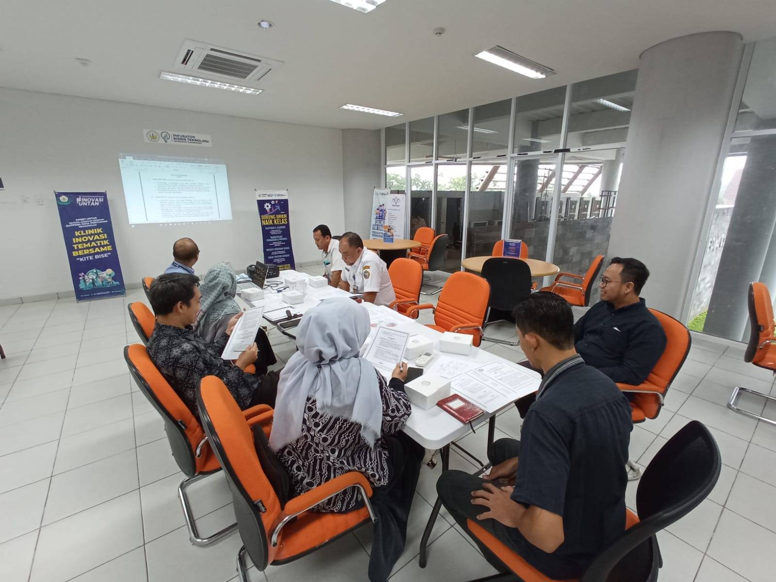 Tim Litbang Bappeda Kota Pontianak saat berkoordinasi dengan tim Inkubator Bisnis dan Teknologi (IBT) Untan di Gerai Untan Hub, Rabu (29/6/2022). (Foto: Prokopim Pontianak)