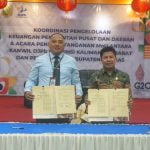 Kepala Kanwil DJPb Provinsi Kalimantan Barat, Imik Eko Putro dan Bupati Sambas, Satono, usai melakukan penandatangan MoU di Aula Kanwil DJPb Kalbar, Rabu (29/06/2022). (Foto: Istimewa)