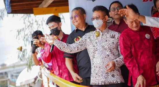 Wali Kota Pontianak Edi Rusdi Kamtono saat menghadiri perayaan Hari Bakcang yang ditandai dengan melempar bakcang ke Sungai Kapuas