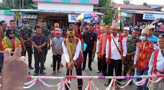 Ketua DPRD Kabupaten Kapuas Hulu, Kuswandi saat melakukan prosesi adat "Pancung Buluh Muda". (Foto: Ishaq/KalbarOnline.com)