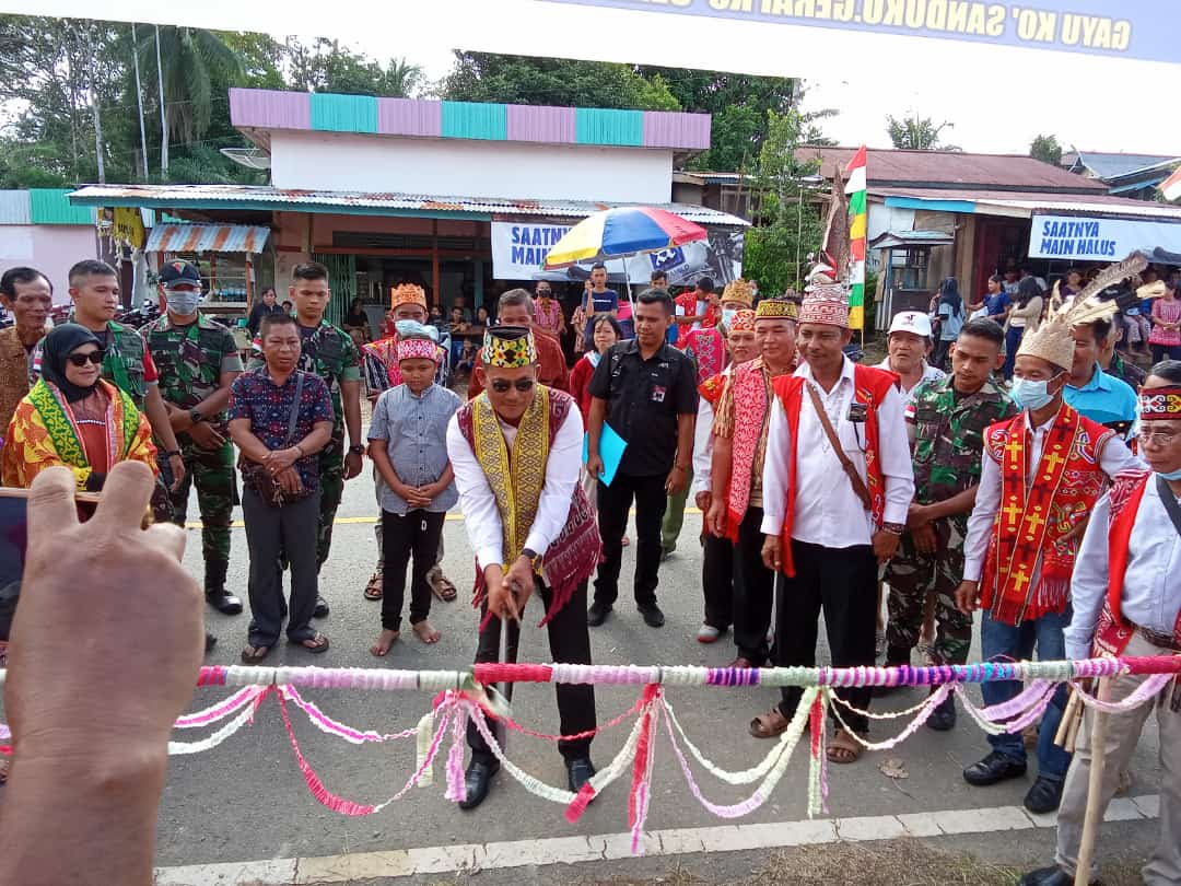 Ketua DPRD Kabupaten Kapuas Hulu, Kuswandi saat melakukan prosesi adat "Pancung Buluh Muda". (Foto: Ishaq/KalbarOnline.com)