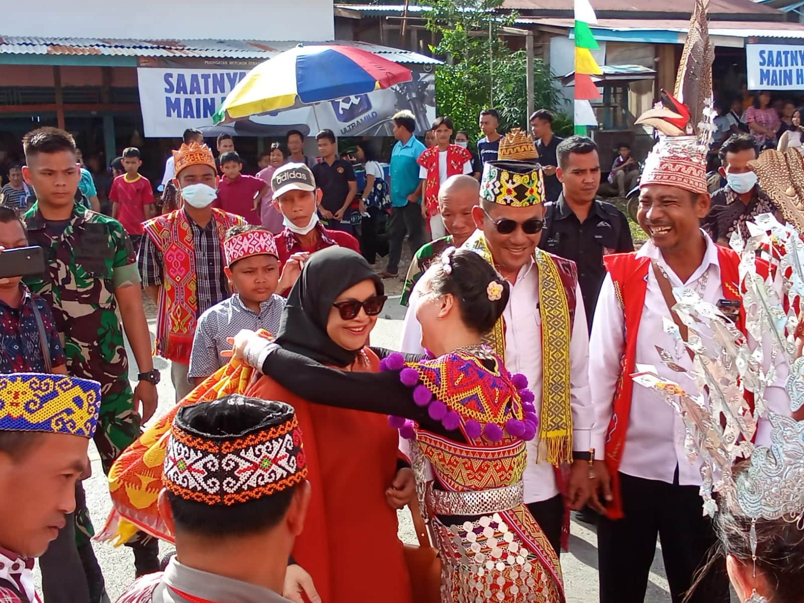 Kehadiran Ketua DPRD Kaouas Hulu yang juga sekaligus dalam rangkaian kunjungan kerja ini turut didampingi sang isteri, Agustini Kuswandi. (Foto: Ishaq/KalbarOnline.com)