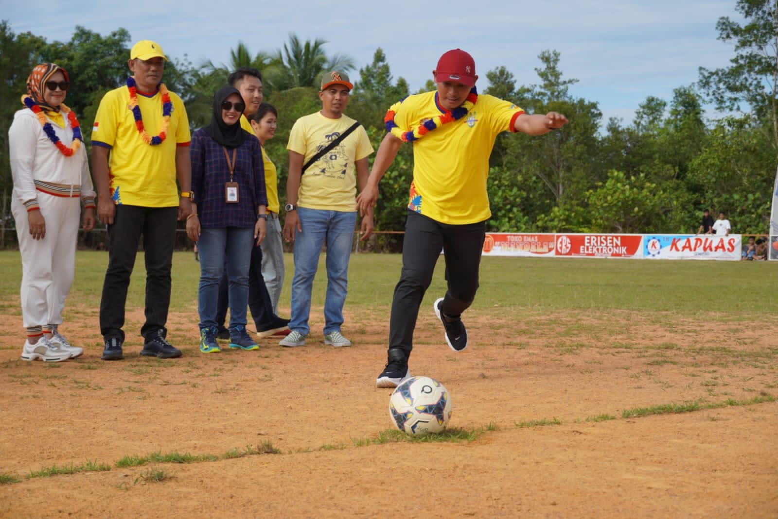 Wakil Bupati Kapuas Hulu, Wahyudi Hidayat melakukan tendangan bola pertama sebagai tanda dimulainya secara resmi kejuaraan sepak bola bertajuk "Turnamen Angkasa Cup Kecamatan Semitau Tahun 2022", Jumat (01/07/2022). (Foto: Istimewa)