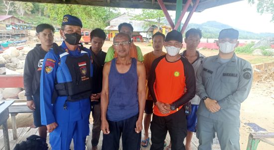 Tim Rescue Pos SAR Sintete bersama 6 korban yang berhasil selamat. (Foto: Istimewa)