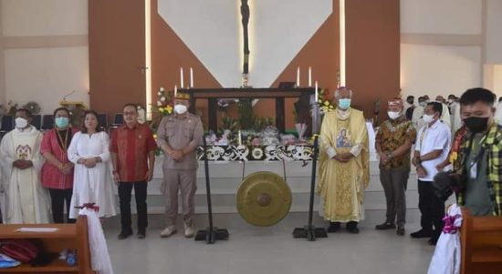 Sekda Ketapang, Alexander Wilyo, saat menghadiri peresmian Gereja Katolik Santo Yohanes Rasul Balai Semandang di Desa Semandang Kiri, Kecamatan Simpang Hulu, Kamis (30/06/2022). (Foto: Istimewa)