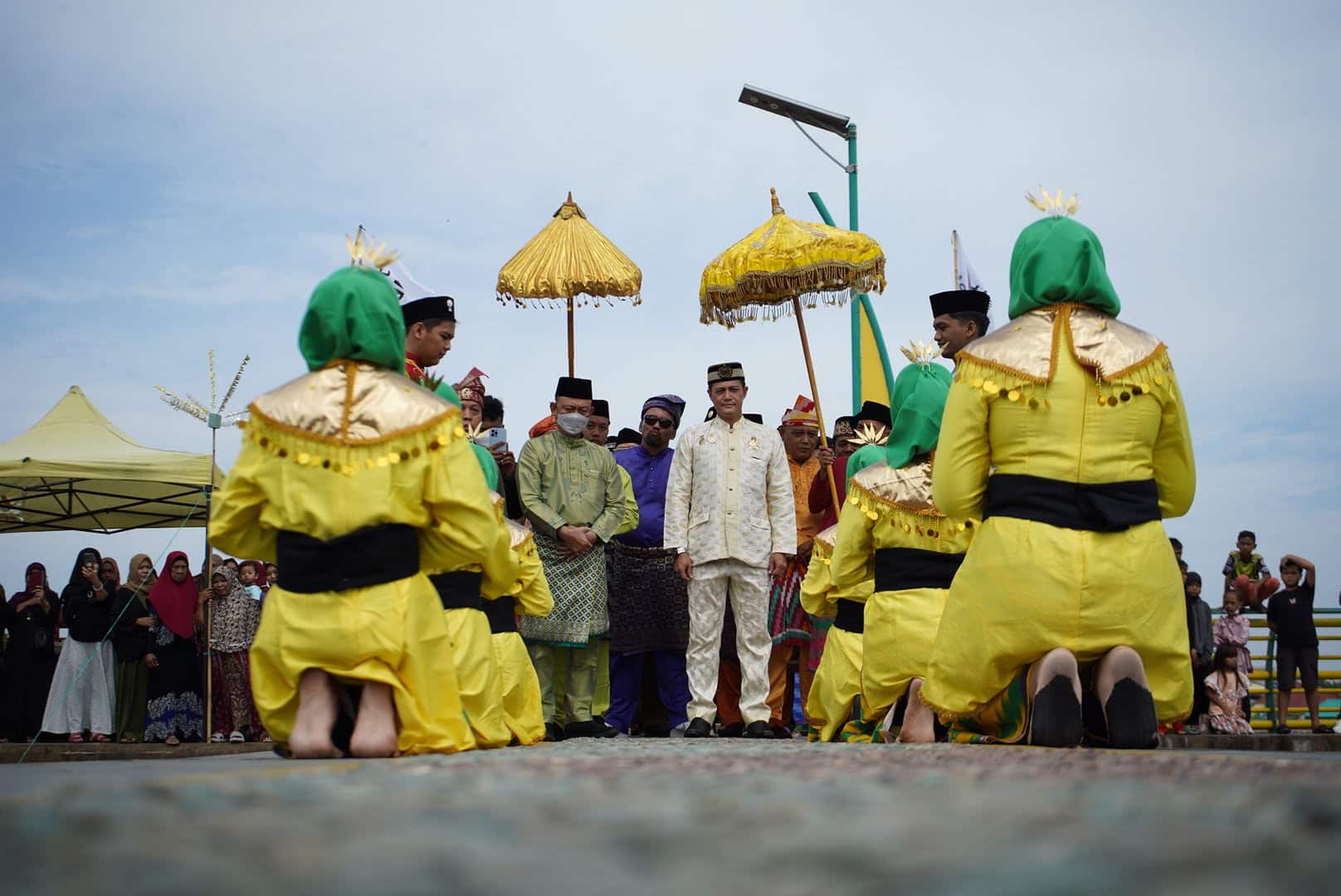 Wali Kota Pontianak Edi Rusdi Kamtono bersama Sultan Pontianak IX Syarif Machmud Melvin Alkadrie, disambut kedatangannya dengan tarian Melayu. (Foto: Prokopim)