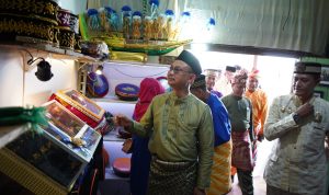 Wali Kota Pontianak, Edi Rusdi Kamtono meninjau Galeri Tambelan Kreasi di Kampung Budaya Tambelan Sampit, Pontianak Timur. (Foto: Prokopim)