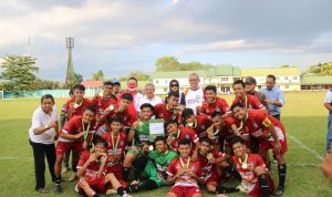 Sekda Kalimantan Barat, Harrison dan Bupati Kubu Raya, Muda Mahendrawan, berfoto bersama tim sepak bola Kubu Raya. (Foto: Istimewa)