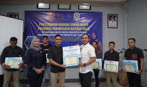 Wakil Bupati Kapuas Hulu, Wahyudi Hidayat, menyerahkan hadiah kepada para pemenang lomba video kreatif bertemakan "Boh! Ke Kapuas Hulu", Senin (04/06/2022). (Foto: Ishaq/KalbarOnline.com)