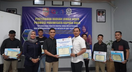 Wakil Bupati Kapuas Hulu, Wahyudi Hidayat, menyerahkan hadiah kepada para pemenang lomba video kreatif bertemakan "Boh! Ke Kapuas Hulu", Senin (04/06/2022). (Foto: Ishaq/KalbarOnline.com)