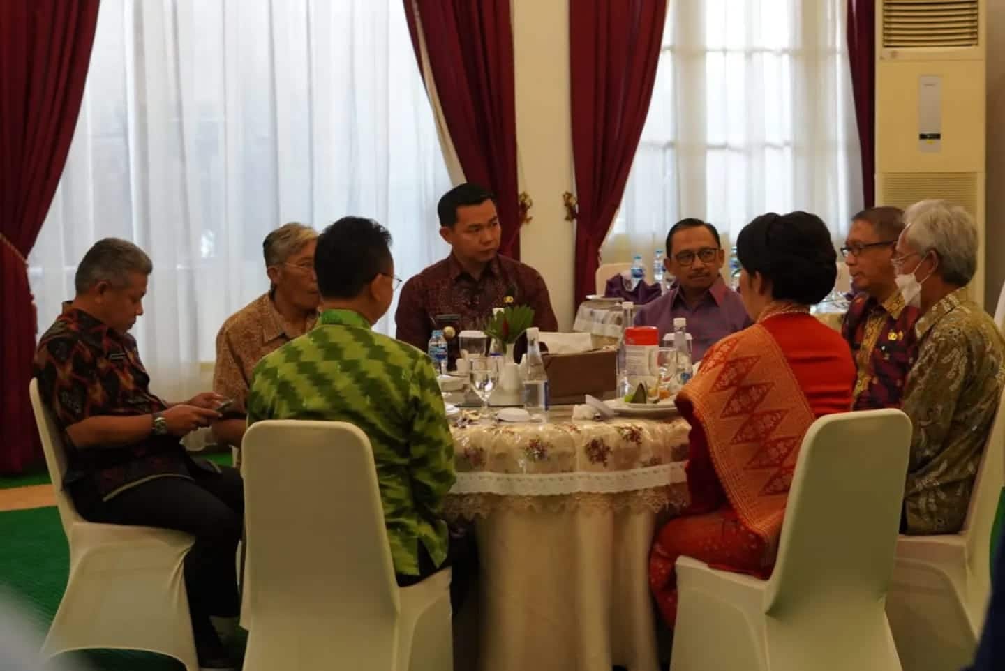 Bupati Kapuas Hulu, Fransiskus Diaan, saat menghadiri rapat koordinasi tingkat tinggi (High Level Meeting) TP2DD di Pendopo Gubernur Kalimantan Barat, Senin (04/06/22) pagi. (Foto: Istimewa)