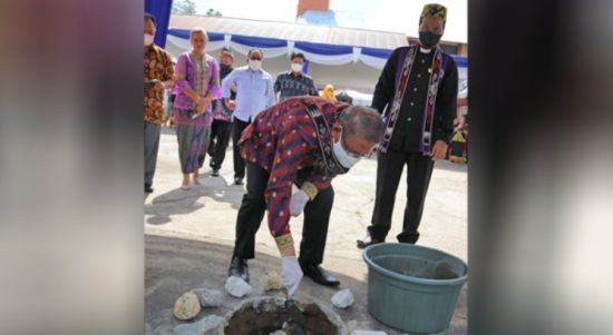 Gubernur Kalbar, Sutarmidji, saat menghadiri acara peletakan batu pertama pembangunan kampus Sekolah Tinggi Agama Kristen (STAK) Abdi Wacana Pontianak, Senin (04/07/2022). (Foto: Istimewa)